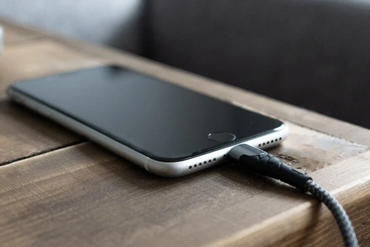 Cảnh báo những phụ kiện smartphone trong mùa hè