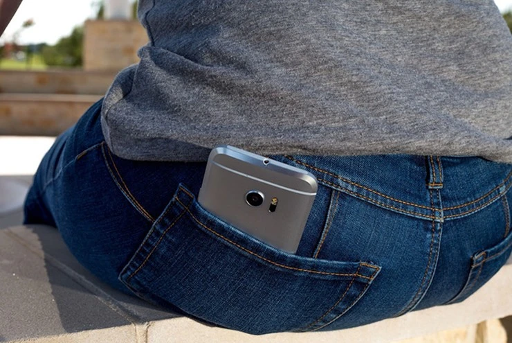 Cảnh báo thói quen để smartphone ở túi quần sau: Tiện một phút, hại đủ đường