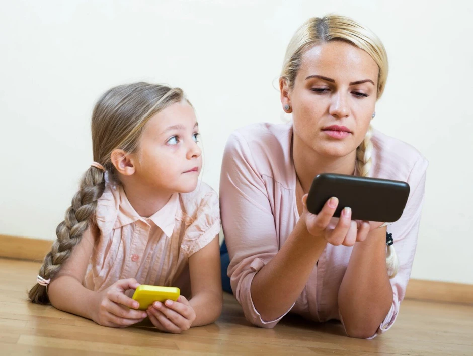 Cha mẹ nghiện smartphone làm con cái khó thành công hơn? Cha mẹ nghiện smartphone làm con cái khó thành công hơn?