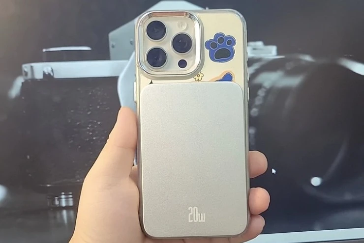 Có nên vừa sạc vừa dùng pin dự phòng? Có nên vừa sạc vừa dùng pin dự phòng?