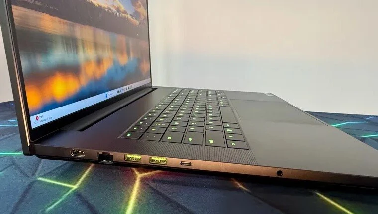 Đánh giá laptop chơi game Razer Blade 18: Mạnh nhất phân khúc Đánh giá laptop chơi game Razer Blade 18: Mạnh nhất phân khúc