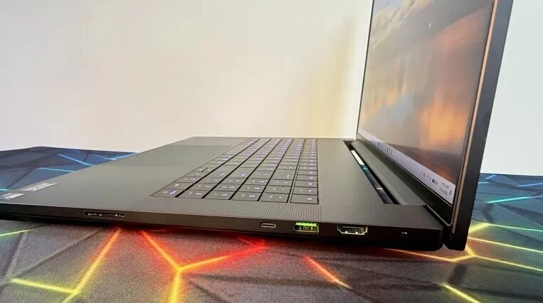 Đánh giá laptop chơi game Razer Blade 18: Mạnh nhất phân khúc Đánh giá laptop chơi game Razer Blade 18: Mạnh nhất phân khúc