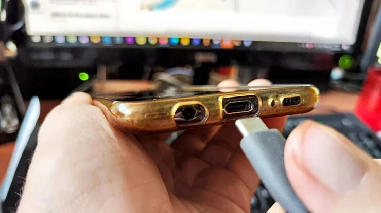 Đừng bỏ phí cổng USB trên màn hình máy tính Đừng bỏ phí cổng USB trên màn hình máy tính