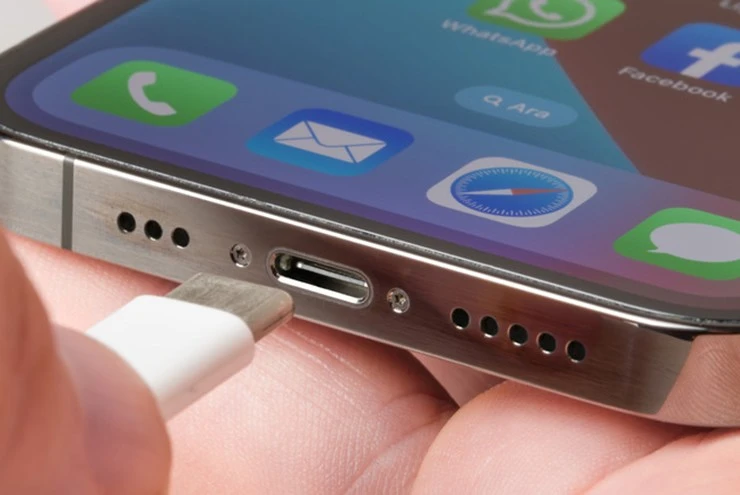 Đừng cắm bừa những thiết bị này vào cổng USB smartphone