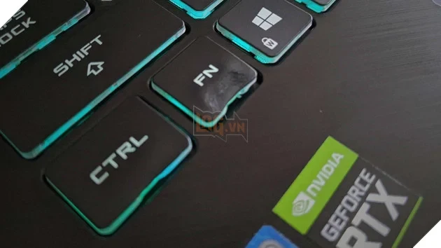 Dùng máy sấy tóc 2000W để bóc sticker, game thủ làm chảy phím laptop mới mua