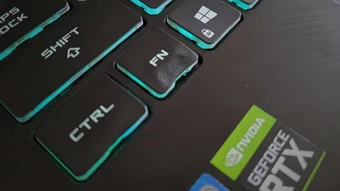 Dùng máy sấy tóc 2000W để bóc sticker, game thủ làm chảy phím laptop mới mua