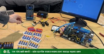 Dùng pin AA&nbsp;cấp điện cho máy tính và cái kết không ai ngờ tới