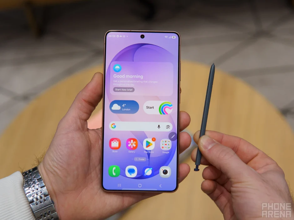 Galaxy S26 bị chê tới tả khi đứng cạnh iPhone 17