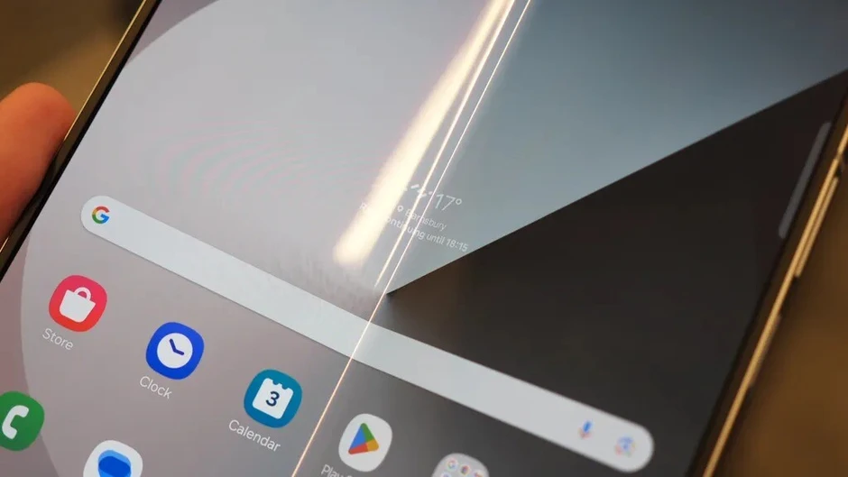 Galaxy Z Fold 9 có thể giấu được nếp gấp màn hình nhờ lớp kính công nghệ mới