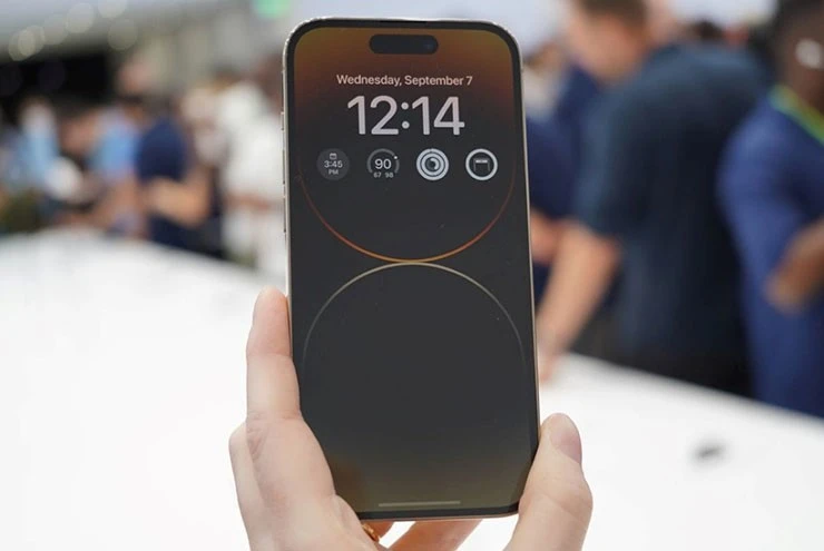 Giá mới của iPhone 14 Pro Max khiến smartphone tầm trung “khó sống” Giá mới của iPhone 14 Pro Max khiến smartphone tầm trung “khó sống”