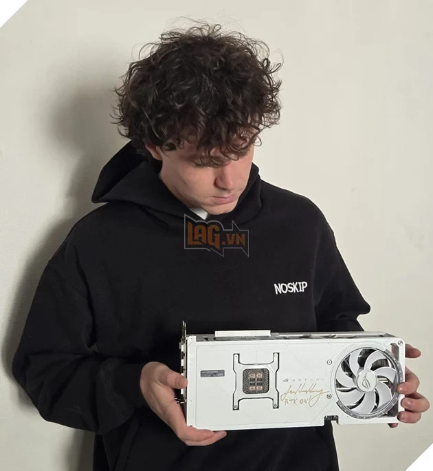 Họa sĩ 3D mua nhầm RTX 5090 cũ, phát hiện đây là GPU có chữ ký của Jensen Huang Họa sĩ 3D mua nhầm RTX 5090 cũ, phát hiện đây là GPU có chữ ký của Jensen Huang