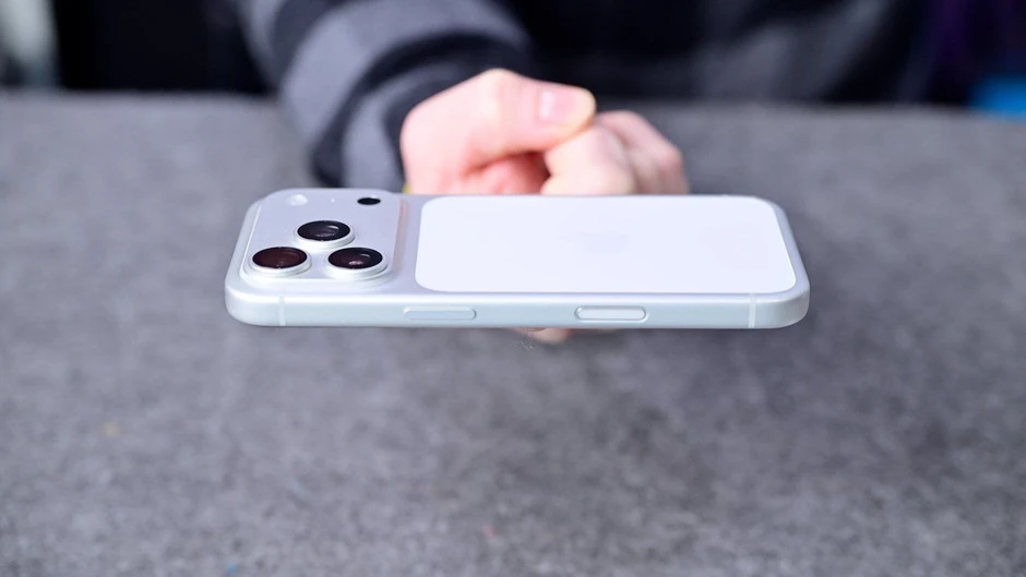 HOT: iPhone 17 Pro Max thành công bay vào vũ trụ