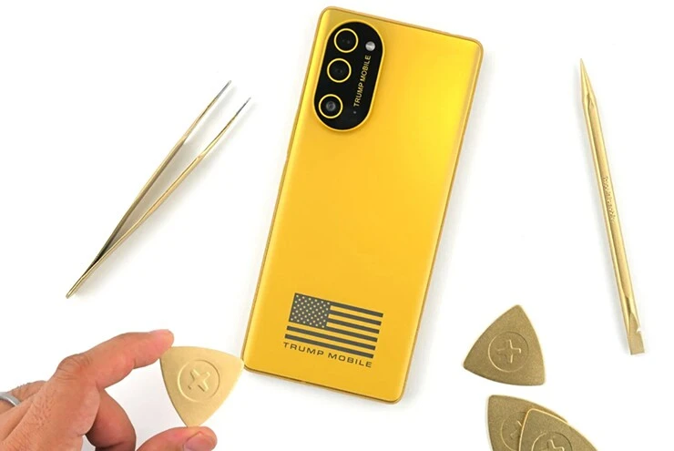 iFixit “mổ xẻ” Trump Mobile T1, phát hiện sự thật bất ngờ bên trong iFixit “mổ xẻ” Trump Mobile T1, phát hiện sự thật bất ngờ bên trong