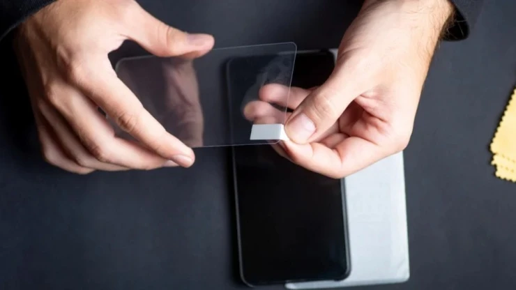 Kính cường lực smartphone: Phụ kiện lỗi thời hay vẫn là “bảo hiểm” cần thiết?