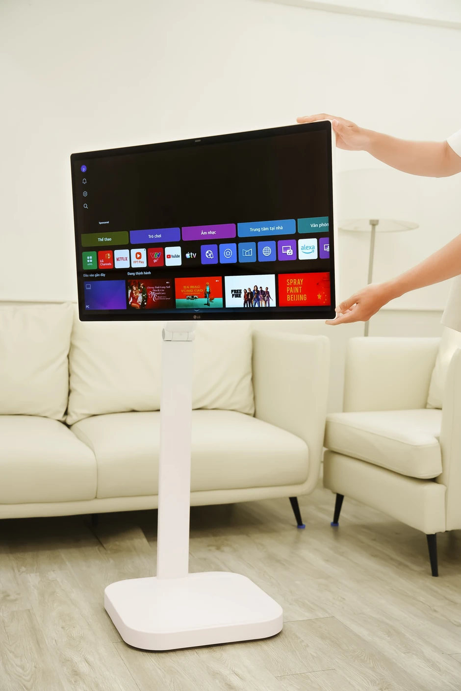 LG Smart Monitor Swing - màn hình sáng tạo gắn kết gia đình trẻ