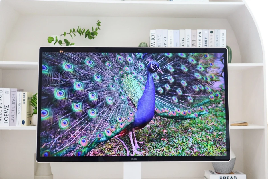 LG Smart Monitor Swing - màn hình sáng tạo gắn kết gia đình trẻ