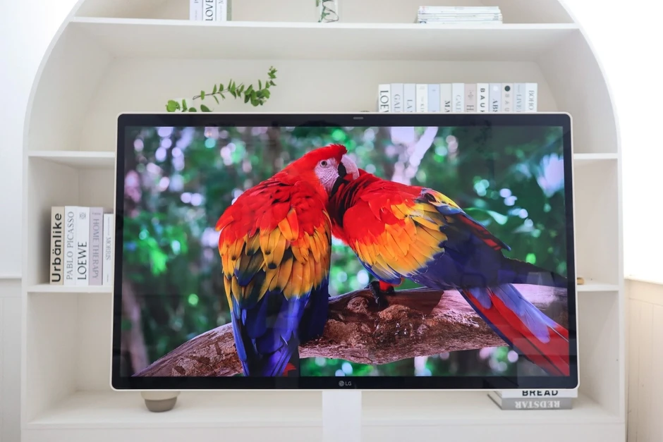 LG Smart Monitor Swing - màn hình sáng tạo gắn kết gia đình trẻ