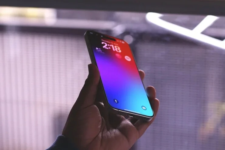 Lý do Apple gây tranh cãi khi từ bỏ khung titan trên iPhone
