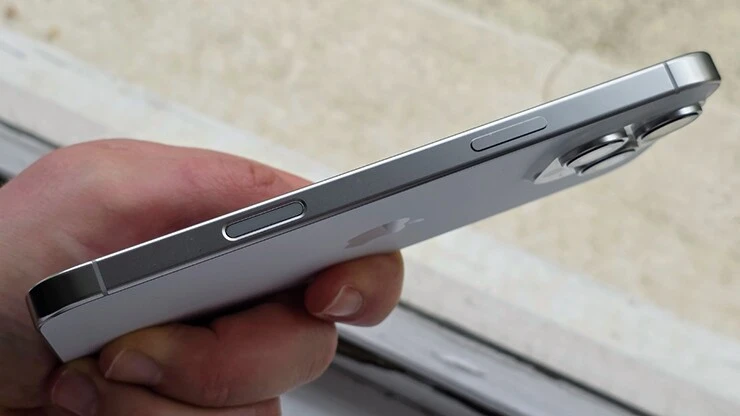 Lý do Apple gây tranh cãi khi từ bỏ khung titan trên iPhone