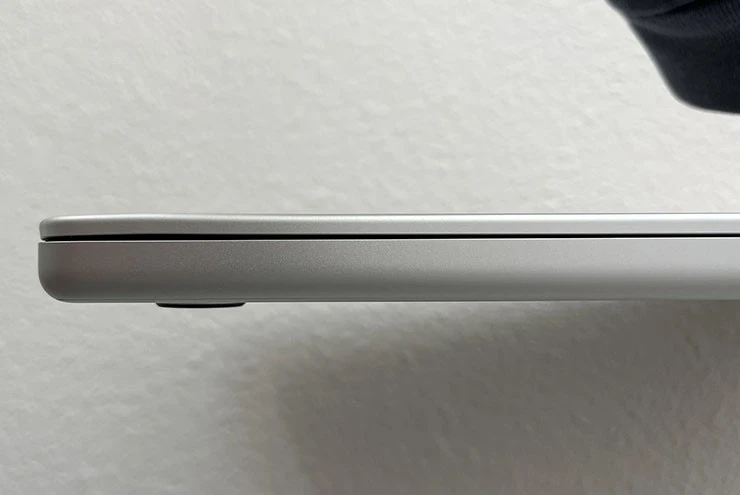 MacBook “dính đòn” ở sân bay: rơi từ băng chuyền, nhân viên thờ ơ
