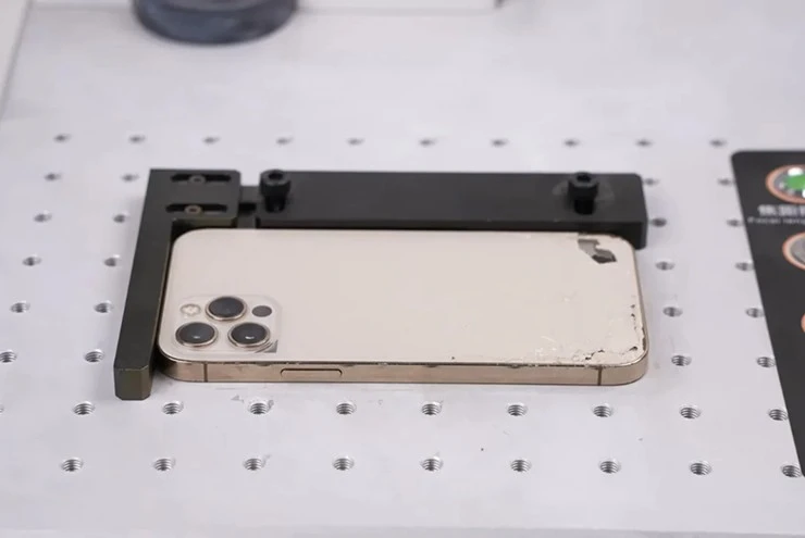 Mổ bụng iPhone, bóc trần lý do thay kính lưng tốn kém