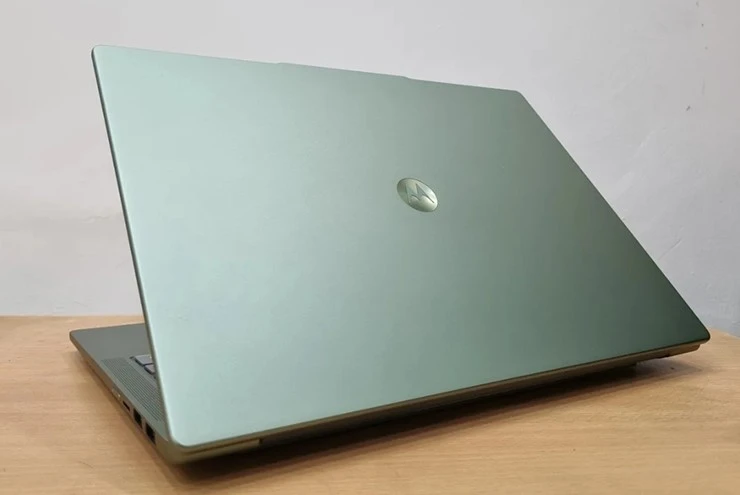 Motorola gia nhập thị trường laptop với sản phẩm không hề “làm cho có”