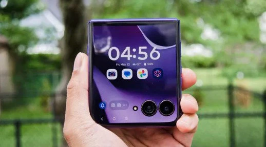 Motorola Razr Ultra - Chiếc điện thoại màn hình gập có thời lượng pin lâu nhất