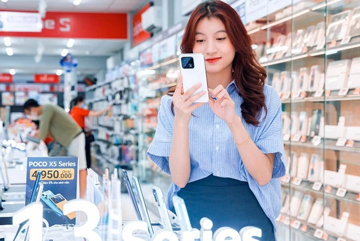 Mua điện thoại mới: Khi nào nên đặt online, khi nào nên đến cửa hàng?