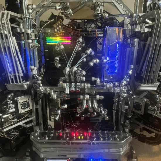 Nam game thủ bá đạo, tự dựng case PC khổng lồ cực hầm hố như robot, siêu tản nhiệt, yên tĩnh tuyệt đối