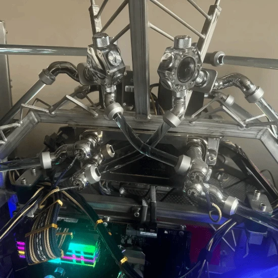 Nam game thủ bá đạo, tự dựng case PC khổng lồ cực hầm hố như robot, siêu tản nhiệt, yên tĩnh tuyệt đối