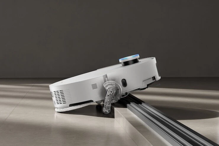 Nên dùng robot hay máy hút bụi, lau nhà cầm tay?