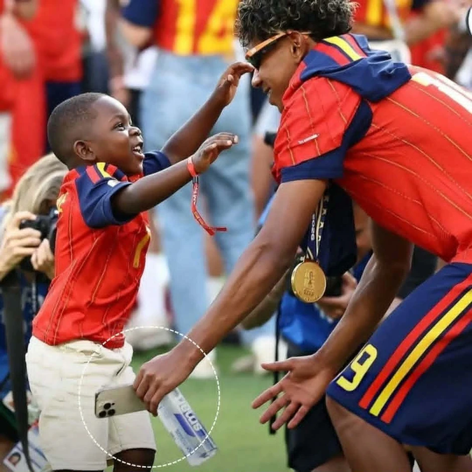 Ngỡ ngàng Yamal dùng iPhone “nát tươm” dù là nhà vô địch World Cup 2026