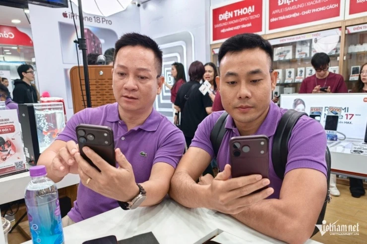 Nhiều người kiếm 5-7 triệu đồng khi bán lại suất mua iPhone 18 Pro Max đỏ rượu vang Nhiều người kiếm 5-7 triệu đồng khi bán lại suất mua iPhone 18 Pro Max đỏ rượu vang