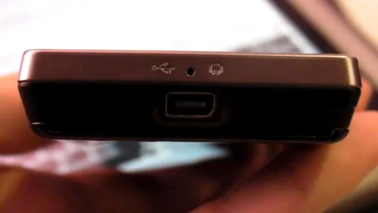 Những cổng sạc khó hiểu trên điện thoại trước thời USB-C Những cổng sạc khó hiểu trên điện thoại trước thời USB-C