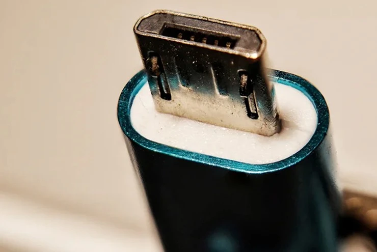 Những cổng sạc khó hiểu trên điện thoại trước thời USB-C Những cổng sạc khó hiểu trên điện thoại trước thời USB-C