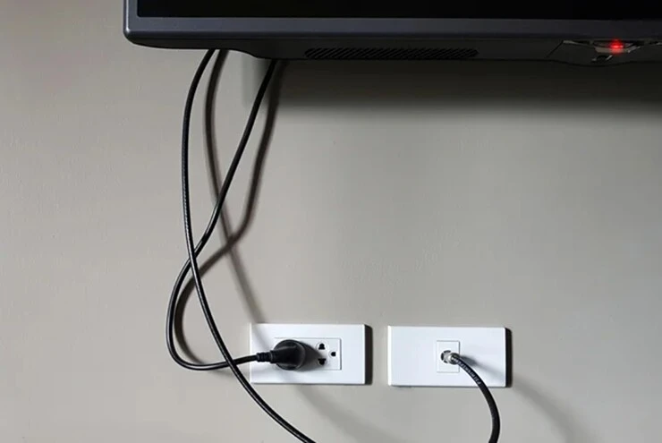 Những rủi ro khiến đặt TV trên kệ đôi khi tốt hơn treo lên tường