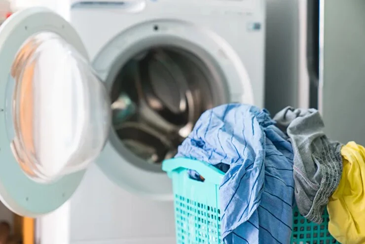 Nước lạnh hay nước nóng tốt hơn khi giặt quần áo?