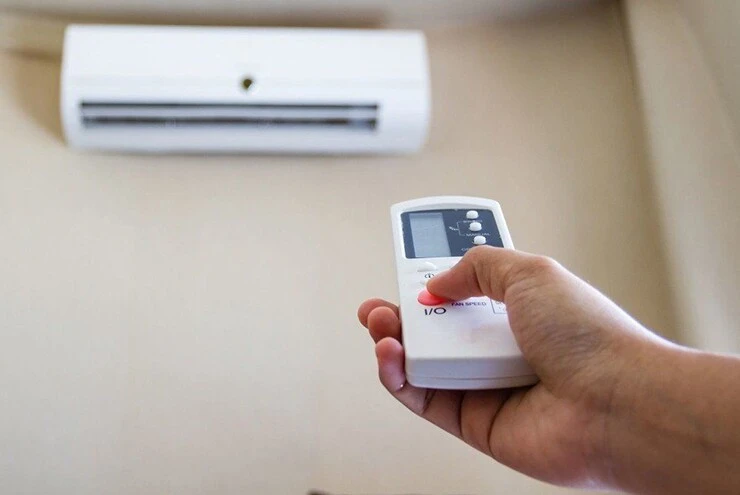 Nút bấm trên điều khiển điều hòa giúp giảm hóa đơn điện mùa hè