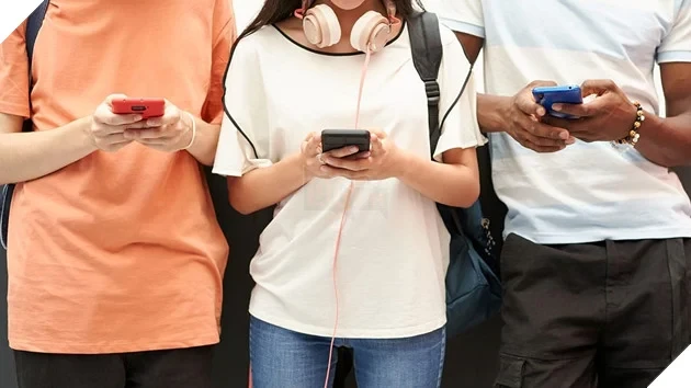 Pháp muốn cấm trẻ dưới 15 tuổi dùng mạng xã hội từ tháng 9