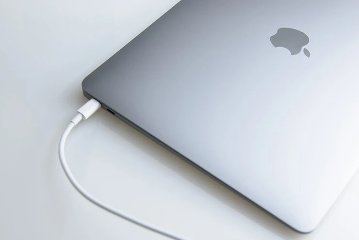 Quên sạc MacBook: Có nên dùng tạm sạc điện thoại để sạc pin?