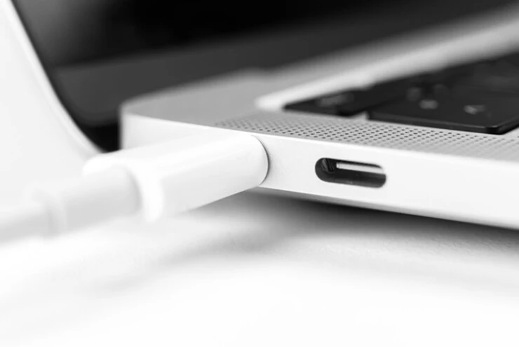 Sạc MacBook bằng bộ sạc USB-C của điện thoại có an toàn không?