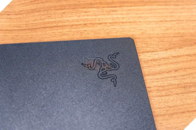 Razer Naga V3 Pro Review: Chuột MMO “3 Trong 1” Cho Game Thủ