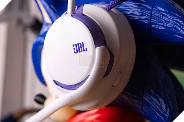Review JBL Quantum 650 Wireless: Thiết kế khác biệt, pin tháo rời và chất âm sinh ra cho game thủ