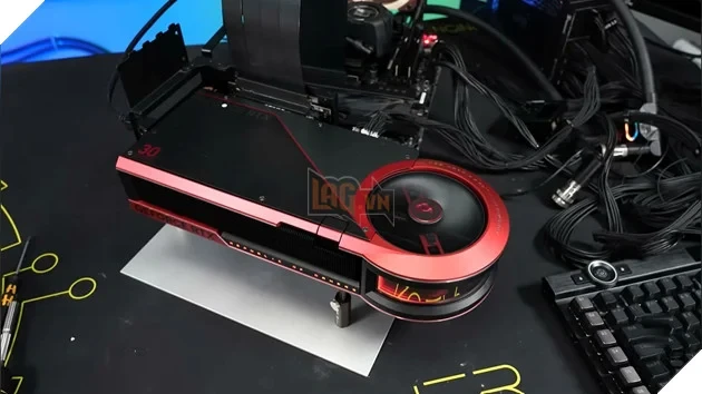 RTX 5090 Lightning được độ tản nước custom, giảm tới 11°C khi chạy ở mức tiêu thụ điện 800W