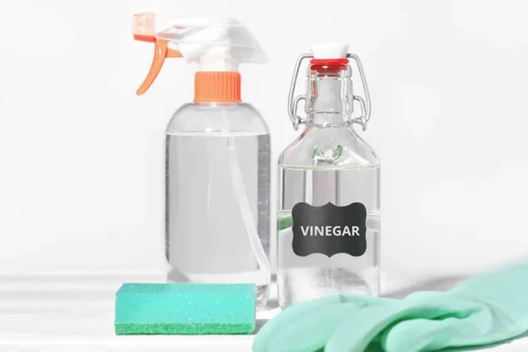 Sai lầm nhiều người mắc khi lau màn hình TV tại nhà Sai lầm nhiều người mắc khi lau màn hình TV tại nhà