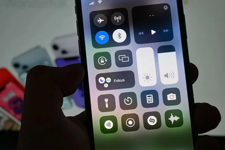 Tại sao iPhone đang sáng bỗng tối đi chỉ sau vài phút sử dụng?