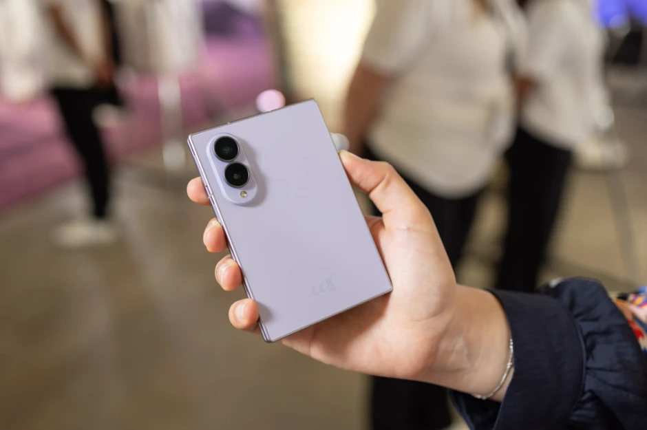 Top 5 smartphone màn hình gập đáng mua nhất tại Việt Nam