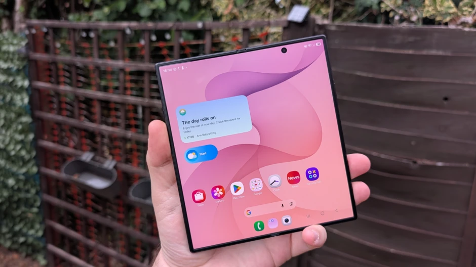 Top 5 smartphone màn hình gập đáng mua nhất tại Việt Nam