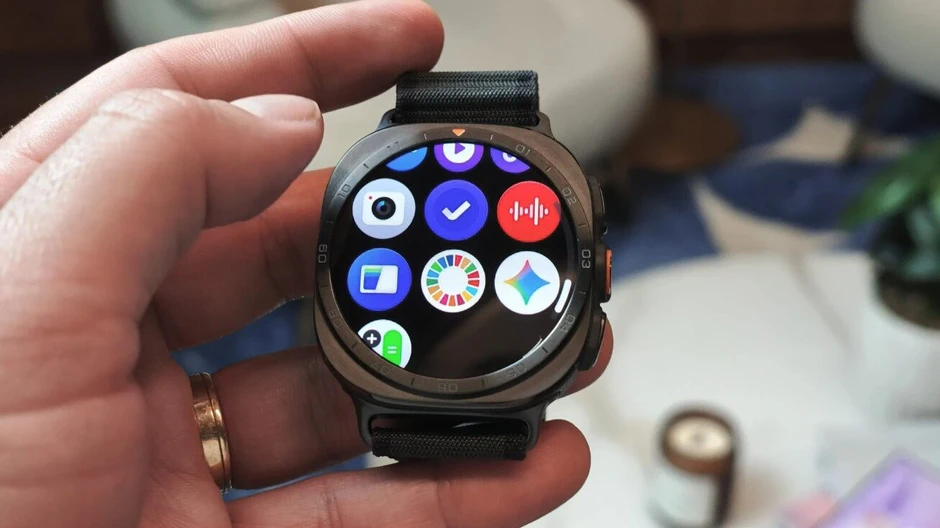 Trên tay Galaxy Watch Ultra 2: Siêu mỏng, siêu bền Trên tay Galaxy Watch Ultra 2: Siêu mỏng, siêu bền