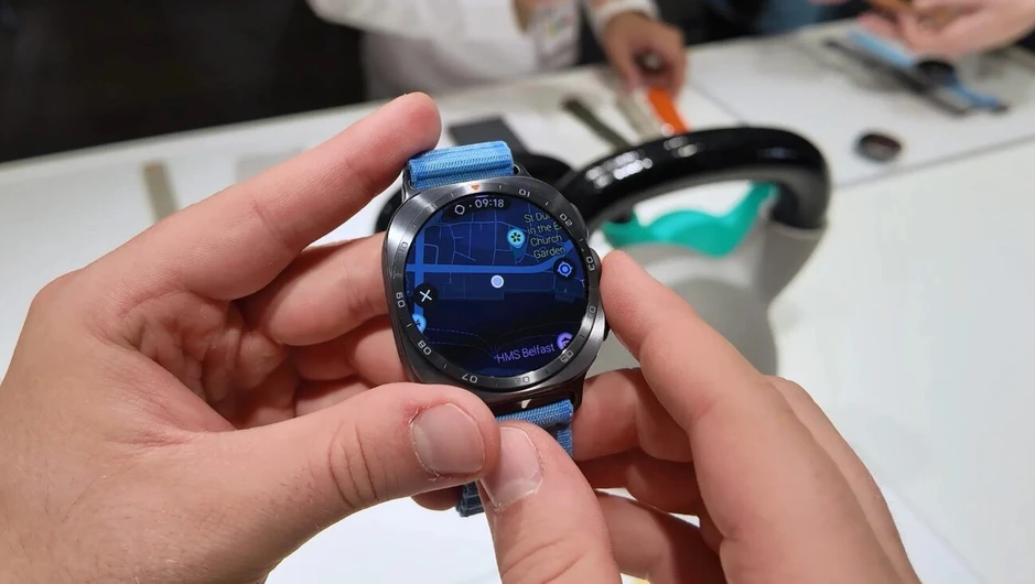 Trên tay Galaxy Watch Ultra 2: Siêu mỏng, siêu bền Trên tay Galaxy Watch Ultra 2: Siêu mỏng, siêu bền